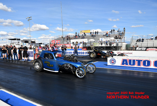 Ron Capps - 'Good News' (near lane) - 
Mark Whynaught - 'Nitro Mamba' (far lane)